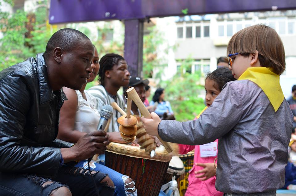 música da guiné-bissau toca instrumentos com crianças 